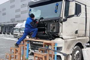 Mobilna wymiana przedniej szyby w&nbsp;samochodzie ciężarowym MAN TGX 18.470